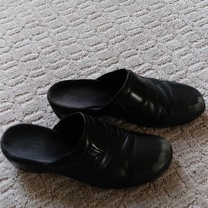 Clarks clogs black